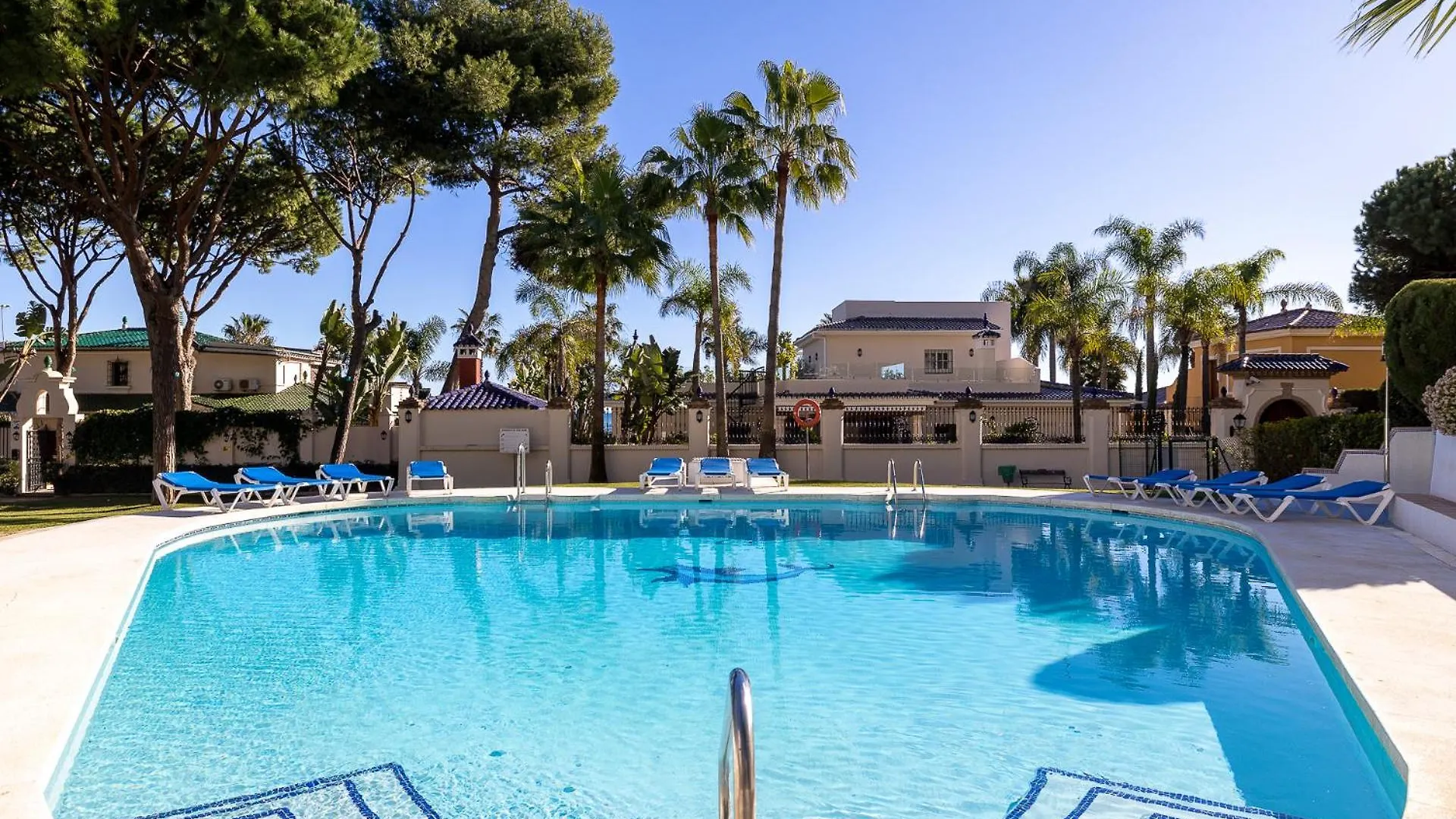 1 Bedroom Apartment In Andalucia Del Mar - Puerto Banus Marbella