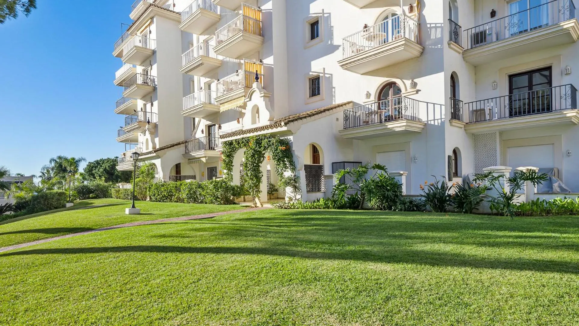 1 Bedroom Apartment In Andalucia Del Mar - Puerto Banus Marbella